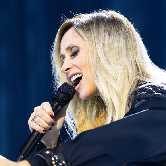 Pensant entretenir une relation avec la coach de The Voice, il a versé plus de 200 000 euros à un brouteur qu'il prenait pour son idole. 

Lara Fabian - Concert de Lara Fabian à l'Accor Arena à Paris le 7 décembre 2025. 35 ans de carrière, 30 ans à performer sur les plus grandes scènes du monde et plus 25 millions d'albums vendus : hier soir, c'était le 1er Accor Aréna de Lara Fabian !
 © Julien Sarkissian/Bestimage