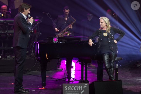 Un jugement sans appel

Pierre Palmade remet le prix spécial de la SACEM à son ex-femme Véronique Sanson aux Folies Bergère de Paris  le 30 Novembre 2015. Photo by Nasser Berzane/ABACAPRESS.COM