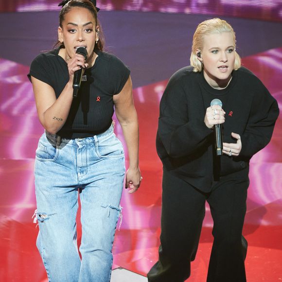 Exclusif - Amel Bent et Emma Peters lors de l’enregistrement de l’émission “Les stars s’unissent pour le Sidaction” au théâtre Marigny à Paris, France, le 11 mars 2025. L’émission sera diffusée en prime le 22 mars sur France 2. © Guirec-Moreau/ Bestimage