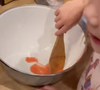 On y aperçoit Lilibet près de sa maman, qui remue une casserole de confiture sur le feu. La fillette échange avec sa maman, dans une rare séquence où l'on entend sa voix.

Instagram de Meghan, Duchesse de Sussex, le 6 octobre 2026