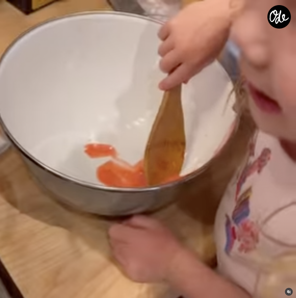 On y aperçoit Lilibet près de sa maman, qui remue une casserole de confiture sur le feu. La fillette échange avec sa maman, dans une rare séquence où l'on entend sa voix.

Instagram de Meghan, Duchesse de Sussex, le 6 octobre 2026
