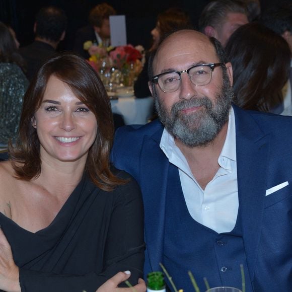 Kad Merad et sa femme Julia Vignali au dîner de charité Breitling à la Samaritaine pour l’association "Premiers de Cordée" à Paris le 4 avril 2024. 

© Rachid Bellak/Bestimage