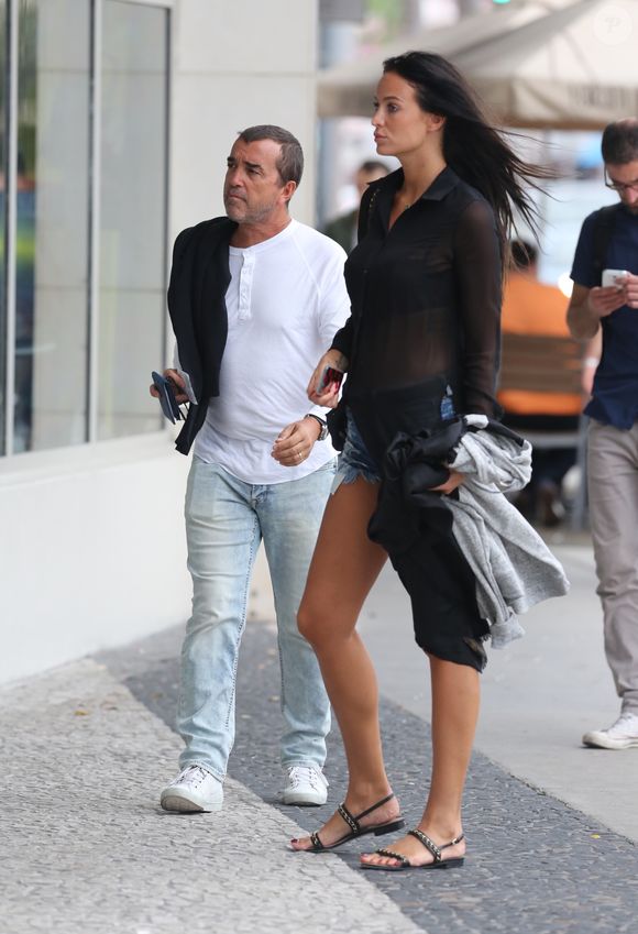 Arnaud Lagardère et  sa femme Jade Foret (Lagardère) poursuivent leurs vacances à Miami. Le 29 Octobre 2016 (KADENA PRESS / BESTIMAGE).