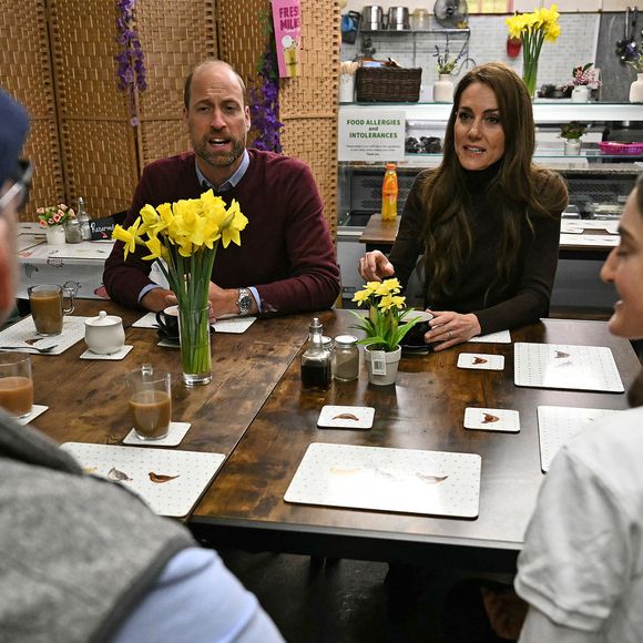 Le prince William, prince de Galles, et Catherine (Kate) Middleton, princesse de Galles, préparent des gâteaux gallois au Welsh Cake Shop à Pontypridd, le 26 février 2025. 
Julien Burton / Bestimage