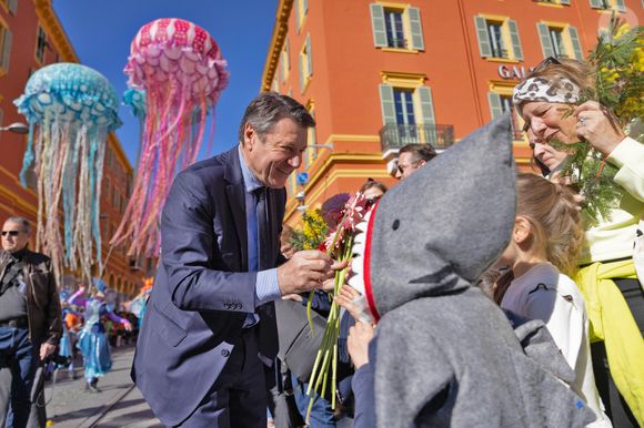 Plus tôt dans la journée, son mari et sa fille avaient participé une déambulation d'artistes dans les rues de Nice

Christian Estrosi, le maire de Nice, sa fille Bianca, son 1er adjoint Anthony Borré et Graig Monetti, l'adjoint au maire de Nice, délégué à l’événementiel, à la jeunesse et à l'égalité des chances, ont lancé "La Carnavalina", une déambulation d'artistes, musiciens, jongleurs, acrobates..., le long de l'avenue Jean Médecin en prémice à la soirée d'ouverture de la 140eme édition du Carnaval de Nice "Roi des Oceans" à Nice, le 15 février 2025.
Crédit : Bruno Bebert / Bestimage