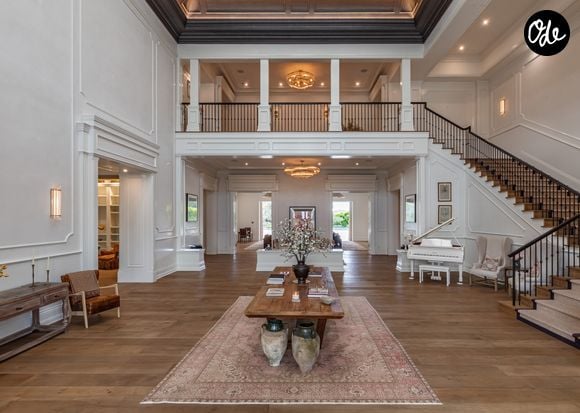 L’ancienne propriété de Ben Affleck et Jennifer Lopez à Beverly Hills s’étend sur près de deux hectares. La résidence compte 12 chambres, 24 salles de bains, une piscine à débordement, un vaste complexe sportif et un garage pouvant accueillir 12 voitures. Crédit photo : Simon Berlyn.