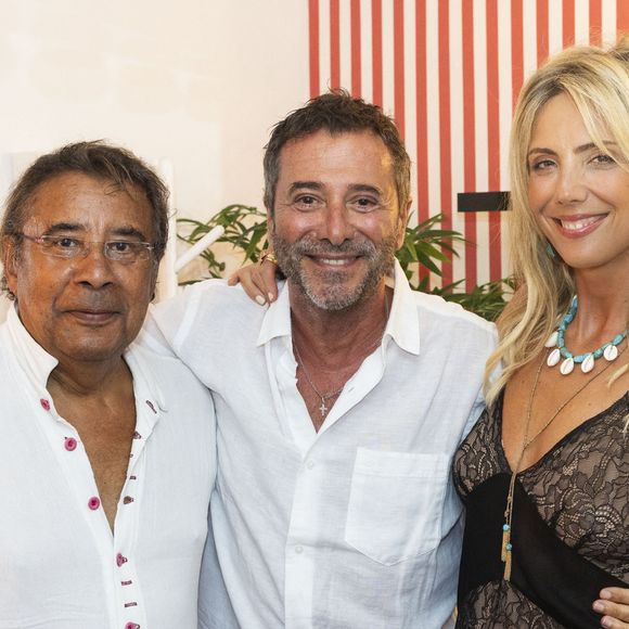 Laurent Voulzy et sa compagne Isaure Le Faou entourent Bernard Montiel lors du 41ème Festival de Ramatuelle, le 9 août 2025. Crédit Cyril Bruneau / Bestimage