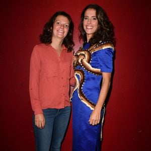 Clémence Castel et sa compagne Marie - Backstage lors du défilé d'ouverture du salon du chocolat 2022 à Paris porte de Versailles le 27 octobre 2022. © Veeren / Pierre Perusseau / Bestimage