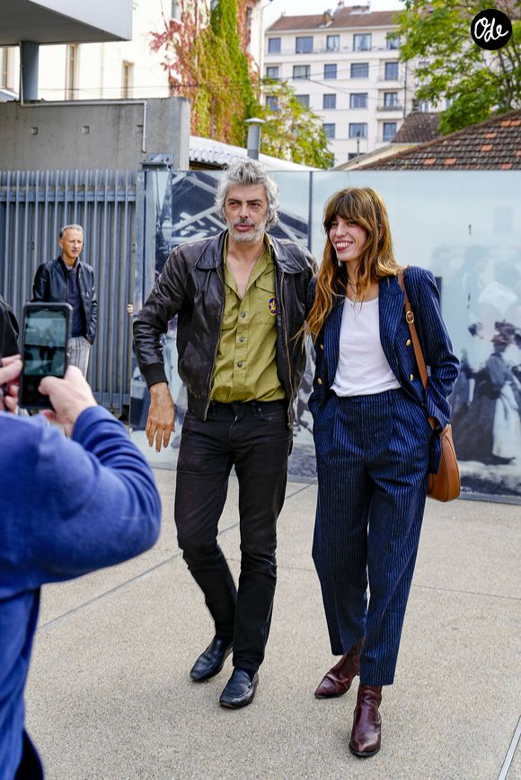 né de son couple avec le dessinateur Stéphane Manel,

Lou Doillon, avec son compagnon Stéphane Manel, présente le film Boxes réalisé par sa mère Jane Birkin lors du festival Lumière 2023 à Lyon le 22 octobre 2023. © Sandrine Thesillat / Panoramic / Bestimage