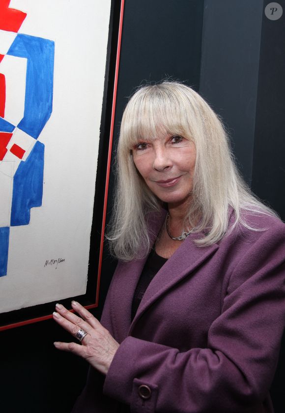 Dany Saval (épouse de Michel Drucker) arrive à l'anniversaire de Michele Morgan qui fête ses 91 ans et se lance dans la peinture sur une galerie en 2011. Guignebourg Denis/ABACA