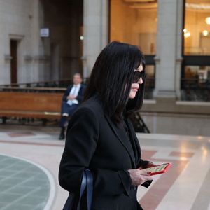 Isabelle Adjani arrive pour la tenue de son procès en appel (chambre 2-13) pour fraude fiscale, au Palais de Justice de Paris, le 27 février 2026.
© Julien Sarkissian/Bestimage