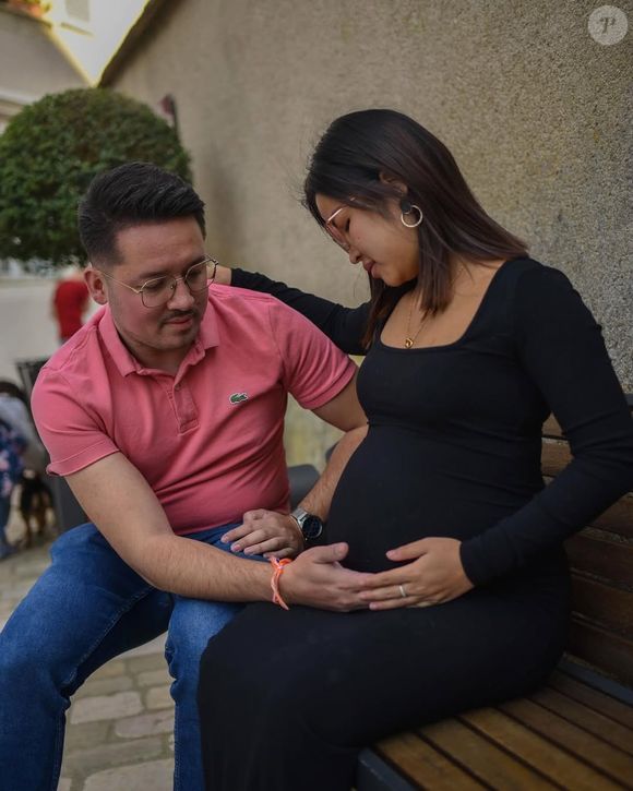 Sur le cliché, on voit le papa très fier tenir tendrement le nourrisson dans ses bras.

Linda et Mathieu Gayat, Instagram