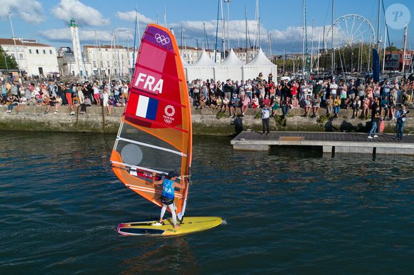 La véliplanchiste française Charline Picon parade dans le vieux port de La Rochelle, France, le 13 septembre 2021, après sa médaille d'argent aux jeux olympique de Tokyo 2020.

© Christophe Breschi /Panoramic/bestimage