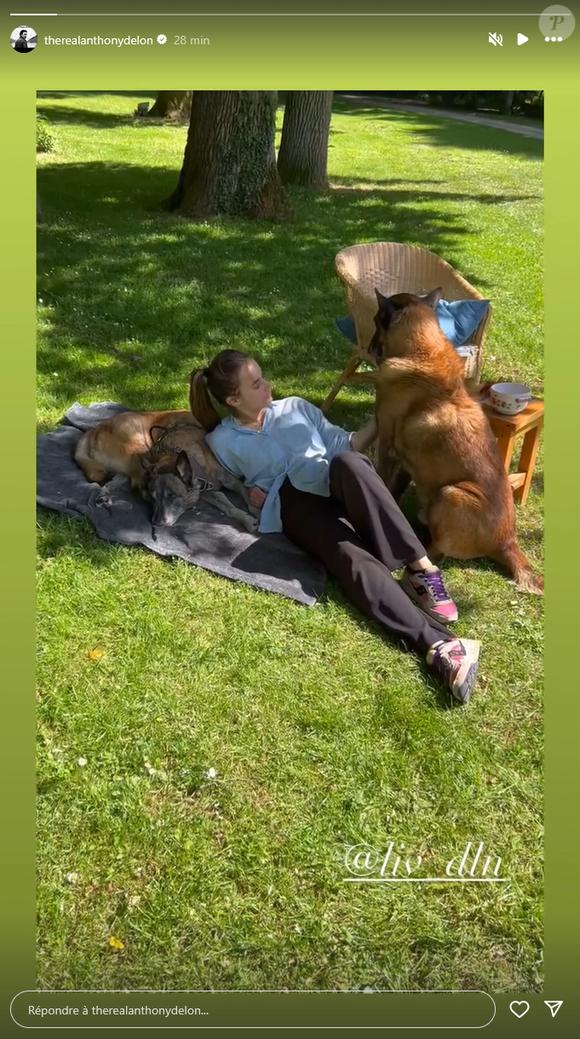 Liv Delon profite d'un moment de calme avec Loubo et Blew dans le domaine de Douchy © Instagram