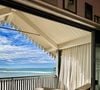 Unique hôtel cinq étoiles installé sur le flanc de la Dune du Pilat, La Co(o)rniche compte seulement 29 chambres et suites. 

La coorniche, repère nature et luxe des stars : combien faut-il débourser pour y séjourner ? @lacoorniche