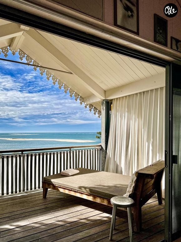 Unique hôtel cinq étoiles installé sur le flanc de la Dune du Pilat, La Co(o)rniche compte seulement 29 chambres et suites. 

La coorniche, repère nature et luxe des stars : combien faut-il débourser pour y séjourner ? @lacoorniche