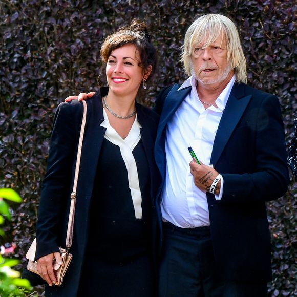 Le chanteur Renaud (Renaud Séchan) et sa compagne Cerise (de son vrai prénom Christine) - Mariage d'Hugues Aufray et de Murielle Mégevand à la mairie de Marly-Le Roy, France, le 2 septembre 2023.