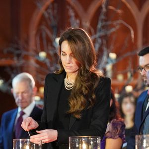 La princesse de Galles allume une bougie lors d'une cérémonie au Guildhall de Londres, pour commémorer la Journée de la mémoire de l'Holocauste et le 80e anniversaire de la libération d'Auschwitz-Birkenau. Lundi 27 janvier 2025. Londres, Royaume-Uni. Photo by Arthur Edwards/The Sun/PA Wire/ABACAPRESS.COM
