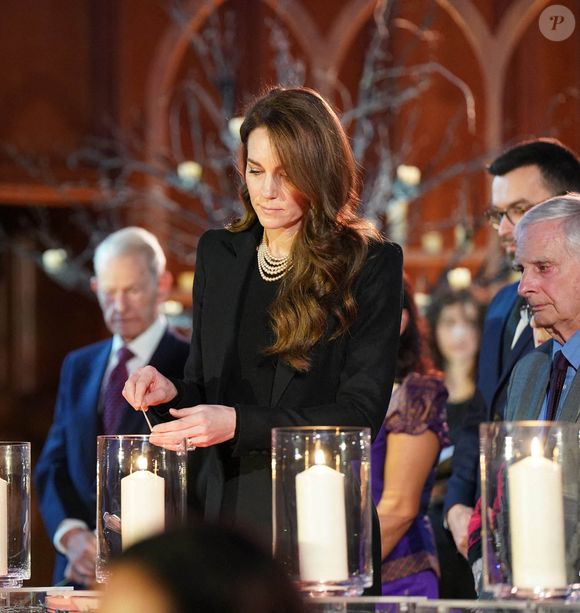 La princesse de Galles allume une bougie lors d'une cérémonie au Guildhall de Londres, pour commémorer la Journée de la mémoire de l'Holocauste et le 80e anniversaire de la libération d'Auschwitz-Birkenau. Lundi 27 janvier 2025. Londres, Royaume-Uni. Photo by Arthur Edwards/The Sun/PA Wire/ABACAPRESS.COM