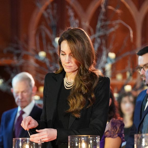La princesse de Galles allume une bougie lors d'une cérémonie au Guildhall de Londres, pour commémorer la Journée de la mémoire de l'Holocauste et le 80e anniversaire de la libération d'Auschwitz-Birkenau. Lundi 27 janvier 2025. Londres, Royaume-Uni. Photo by Arthur Edwards/The Sun/PA Wire/ABACAPRESS.COM