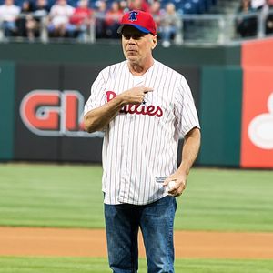 L'acteur Bruce Willis à la cérémonie d'ouverture avant un match de baseball entre les Phillies de Philadelphie et les Brewers de Milwaukee à Philadelphie, aux États-Unis, le 15 mai 2019.  Photo by Ouzounova/Splash News/ABACAPRESS.COM