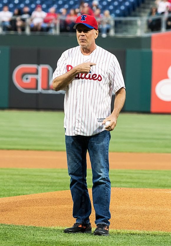 L'acteur Bruce Willis à la cérémonie d'ouverture avant un match de baseball entre les Phillies de Philadelphie et les Brewers de Milwaukee à Philadelphie, aux États-Unis, le 15 mai 2019.  Photo by Ouzounova/Splash News/ABACAPRESS.COM