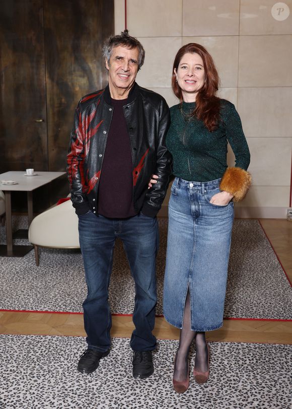 Il explique cette pratique par leur différence d’âge de 30 ans mais pas seulement.

Julien Clerc et sa femme Helene Gremillon lors de la nomination de Stéphane Bern comme Pape du Patrimoine lors de la Saint Clément au restaurant Alain Ducasse Baccarat, à Paris, France, le 20 novembre 2025. © Denis Guignebourg/Bestimage