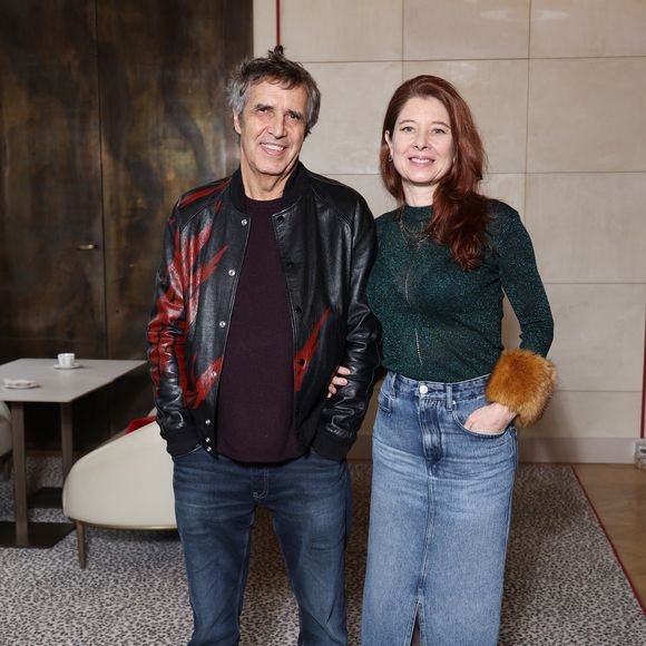 Il explique cette pratique par leur différence d’âge de 30 ans mais pas seulement.

Julien Clerc et sa femme Helene Gremillon lors de la nomination de Stéphane Bern comme Pape du Patrimoine lors de la Saint Clément au restaurant Alain Ducasse Baccarat, à Paris, France, le 20 novembre 2025. © Denis Guignebourg/Bestimage