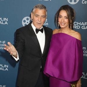 Le 27 avril 2026, New York, New York, USA : L'acteur GEORGE CLOONEY et son épouse AMAL CLOONEY, avocate libano-britannique spécialisée dans les droits de l'homme, portant une robe Balenciaga, lors du 51ème gala annuel des Chaplin Awards en l'honneur de George Clooney, arrivant sur le tapis rouge au Alice Tully Hall au Lincoln Center. (Crédit image : © Nancy Kaszerman/ZUMA Press Wire / Bestimage)