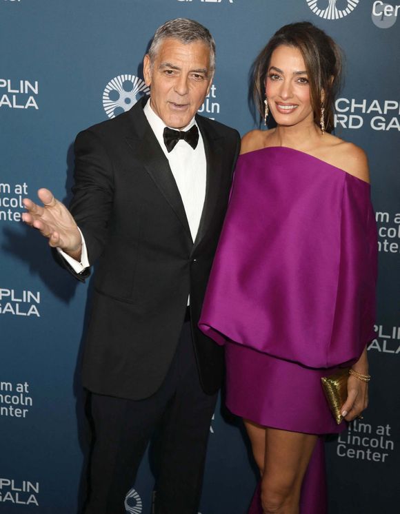 Le 27 avril 2026, New York, New York, USA : L'acteur GEORGE CLOONEY et son épouse AMAL CLOONEY, avocate libano-britannique spécialisée dans les droits de l'homme, portant une robe Balenciaga, lors du 51ème gala annuel des Chaplin Awards en l'honneur de George Clooney, arrivant sur le tapis rouge au Alice Tully Hall au Lincoln Center. (Crédit image : © Nancy Kaszerman/ZUMA Press Wire / Bestimage)