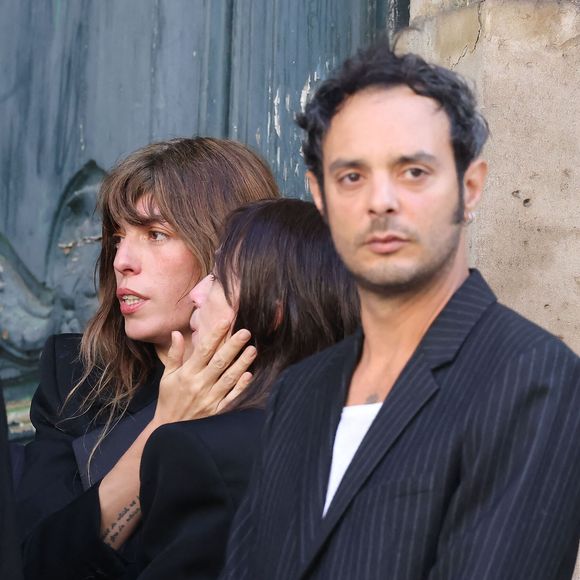 Jane Birkin n'est plus et Roman de Kermadec, son petit-fils, lui a rendu hommage dans les pages de "Gala".

Charlotte Gainsbourg, Lou Doillon, Roman de Kermadec (fils de Kate Barry) - Arrivées des célébrités aux obsèques de Jane Birkin en l'église Saint-Roch à Paris. Le 24 juillet 2023
© Jacovides-KD Niko / Bestimage