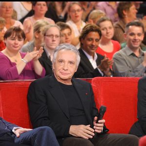Michel Sardou entouré de ses deux fils Romain et Davy lors de l'enregistrement de l'émission "Vivement Dimanche" de Michel Drucker, à Paris, France, le 24 septembre 2008. © Guillaume Gaffiot/Bestimage