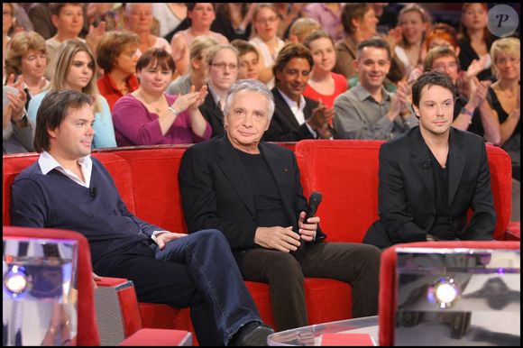 Michel Sardou entouré de ses deux fils Romain et Davy lors de l'enregistrement de l'émission "Vivement Dimanche" de Michel Drucker, à Paris, France, le 24 septembre 2008. © Guillaume Gaffiot/Bestimage