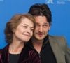 Qui n'est autre que le père de son fils Barnaby.

Charlotte Rampling et son fils aîné Barnaby Southcombe présentent leur fils "I, Anna" au Festival du film de Berlin le 12 février 2012.
Bestimage