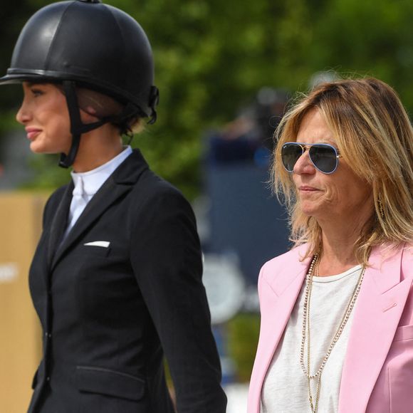 Mathilde Pinault et Virginie Coupérie-Eiffel lors de la remise de prix Saint Laurent Eiffel Challenge lors de la 8ème édition du "Longines Paris Eiffel Jumping" au Champ de Mars à Paris, France, le 26 juin 2022.

© Perusseau-Gorassini-Tribeca / Bestimage