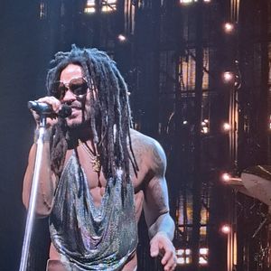 C'est aux côtés de son entraîneur de longue date, Dodd Romero, que le musicien repousse constamment ses limites.

Lenny Kravitz durant le Blue Electric Light Tour 2024 à Atlantic City, le 1er novembre 2024.

 © Photo Image Press via ZUMA Press Wire
