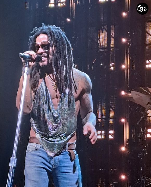 C'est aux côtés de son entraîneur de longue date, Dodd Romero, que le musicien repousse constamment ses limites.

Lenny Kravitz durant le Blue Electric Light Tour 2024 à Atlantic City, le 1er novembre 2024.

 © Photo Image Press via ZUMA Press Wire