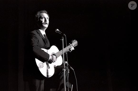 Archives - Georges Brassens sur la scene de Bobino. En 1969. AGENCE / BESTIMAGE