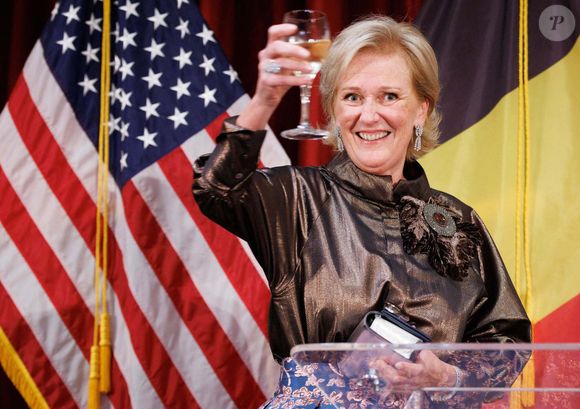 Malgré ce retrait, Astrid continuera à assurer certains engagements officiels avec un agenda aménagé. 

La princesse Astrid de Belgique prononce un discours à la réception officielle belge lors d'une mission économique sur la côte ouest des Etats-Unis, le lundi 06 octobre 2025. La mission économique belge aux Etats-Unis se déroule du 4 au 12 octobre. Photo by ABACAPRESS.COM
