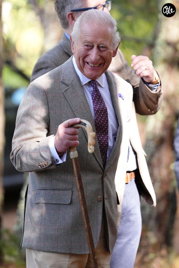 Le roi Charles III se rend au parc national de Cairngorms et rencontre les personnes ayant joué un rôle essentiel dans la maîtrise des incendies de Glenmore et d'Abernethy, qui ont ravagé plus de 3 300 hectares de terres dans les Highlands écossais (Royaume-Uni) le 16 septembre 2026. 
Crédit : Julien Burton / Bestimage