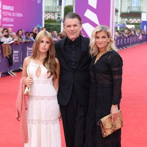 Ethan Hawke, sa femme et sa fille lors de l'ouverture de la 52ème édition du Festival du Cinema Américain de Deauville, France, le 4 septembre 2026.
© Denis Guignebourg/Bestimage