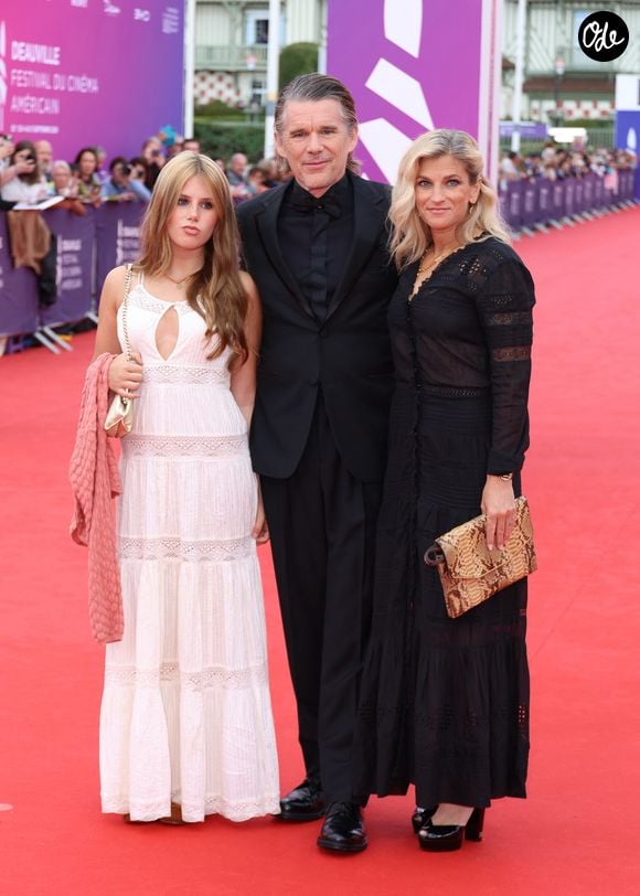 Ethan Hawke, sa femme et sa fille lors de l'ouverture de la 52ème édition du Festival du Cinema Américain de Deauville, France, le 4 septembre 2026.

© Denis Guignebourg/Bestimage