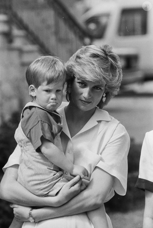 Tout en déclarant vouloir se réconcilier avec sa famille, le frère de William a évoqué sa vie qui était en danger suite à sa décision de ne plus être un membre actif de La Firme. 

 Le Prince et la Princesse de Galles en vacances à Majorque en visite chez le Roi et la Reine d'Espagne, Juan et Sophia Carlos en 1987. 
News Licensing/ABACA