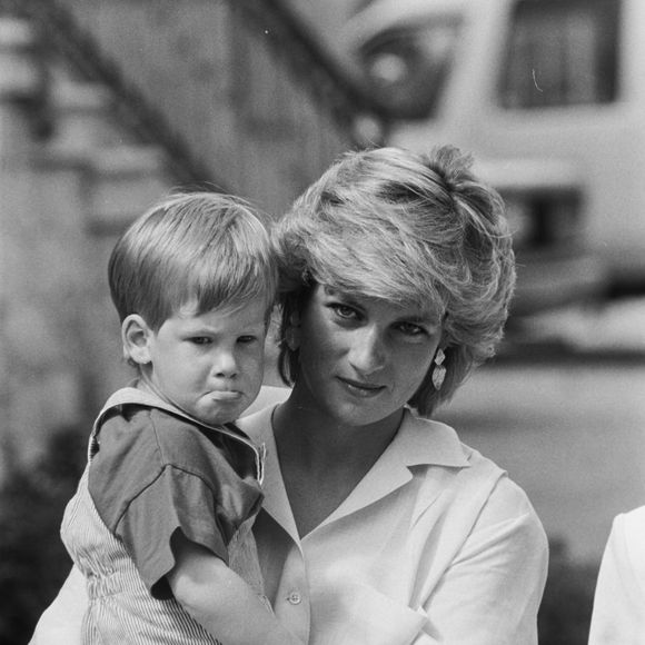 Tout en déclarant vouloir se réconcilier avec sa famille, le frère de William a évoqué sa vie qui était en danger suite à sa décision de ne plus être un membre actif de La Firme. 

 Le Prince et la Princesse de Galles en vacances à Majorque en visite chez le Roi et la Reine d'Espagne, Juan et Sophia Carlos en 1987. 
News Licensing/ABACA