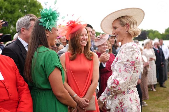Zara Tindall (à droite) s'entretient avec les invités lors de la Royal Garden Party à Buckingham Palace, Londres, Royaume-Uni, le 20 mai 2025.   ©Aaron Chown/PA Wire/ABACAPRESS.COM