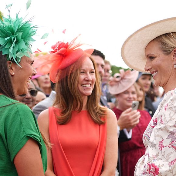 Zara Tindall (à droite) s'entretient avec les invités lors de la Royal Garden Party à Buckingham Palace, Londres, Royaume-Uni, le 20 mai 2025.   ©Aaron Chown/PA Wire/ABACAPRESS.COM