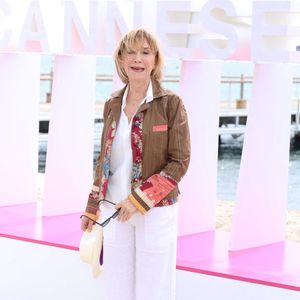 Sur scène, elle privilégie la discrétion pour ne pas gêner ses partenaires.

Marie-Anne Chazel lors du photocall de 'Broceliande' sur la plage du Majestic lors de la 7eme saison de 'CanneSeries' à Cannes le 7 Avril 2024

Denis Guignebourg/BestImage