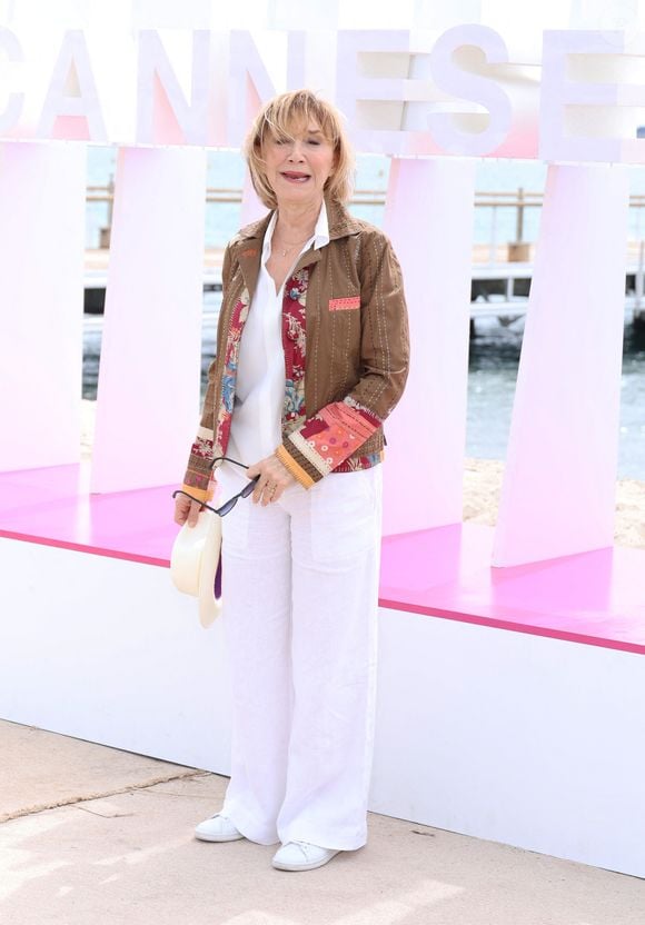 Sur scène, elle privilégie la discrétion pour ne pas gêner ses partenaires.

Marie-Anne Chazel lors du photocall de 'Broceliande' sur la plage du Majestic lors de la 7eme saison de 'CanneSeries' à Cannes le 7 Avril 2024

Denis Guignebourg/BestImage