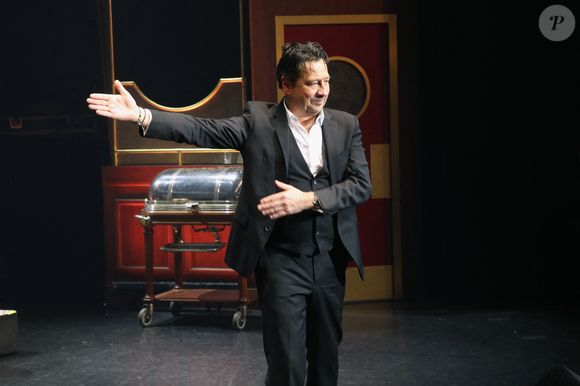Exclusif - Laurent Gerra salue le public à la fin de son nouveau spectacle « Laurent Gerra se met à table ! », à savourer au Casino de Paris, France, le 04 Janvier 2025. © Bertrand Rindoff/Bestimage