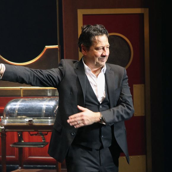 Exclusif - Laurent Gerra salue le public à la fin de son nouveau spectacle « Laurent Gerra se met à table ! », à savourer au Casino de Paris, France, le 04 Janvier 2025. © Bertrand Rindoff/Bestimage